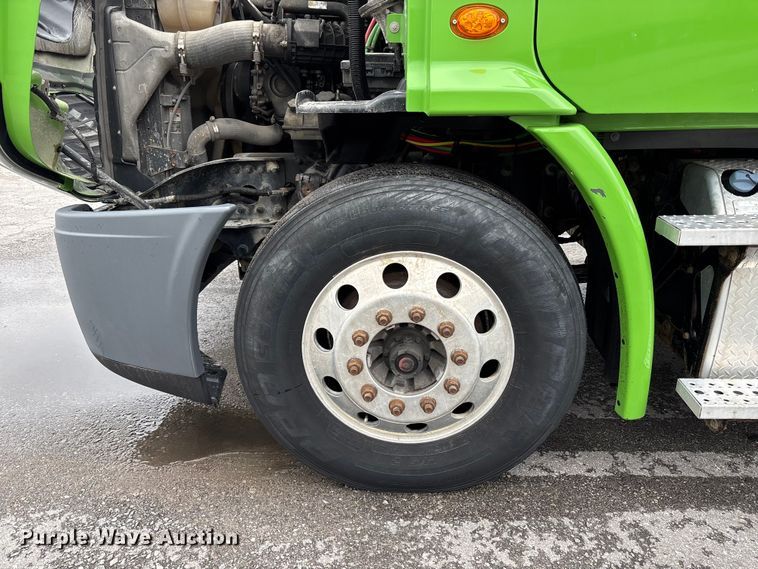 image for item FH7147 2017 Freightliner Cascadia semi truck