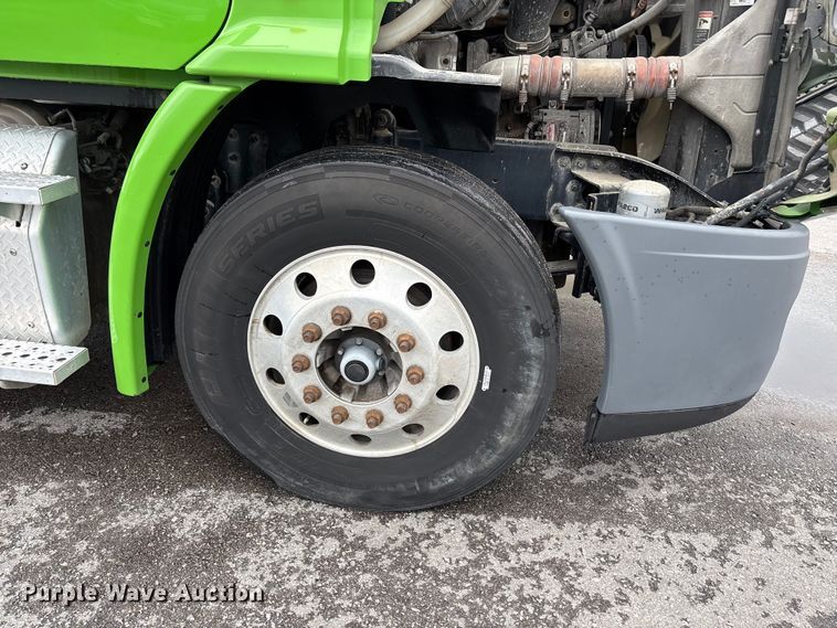 image for item FH7147 2017 Freightliner Cascadia semi truck