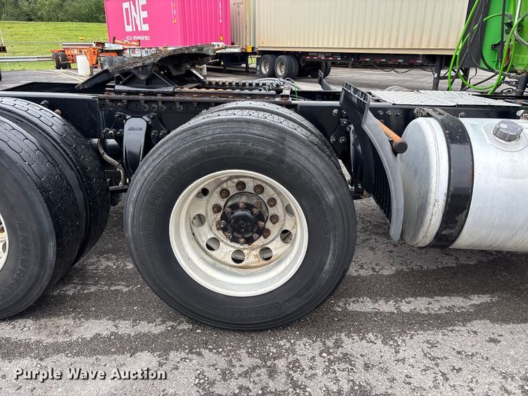 image for item FH7147 2017 Freightliner Cascadia semi truck