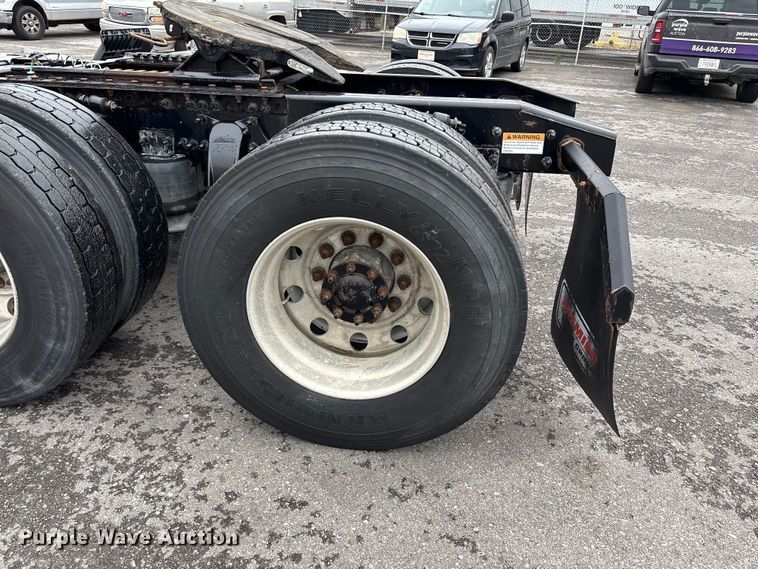 image for item FH7147 2017 Freightliner Cascadia semi truck