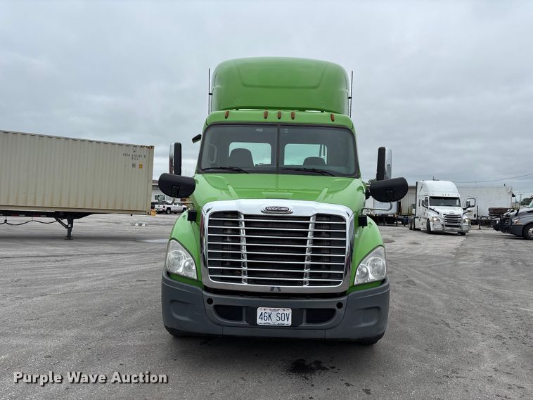 image for item FH7148 2017 Freightliner Cascadia semi truck