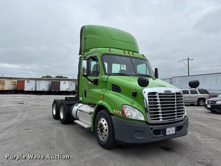 image for item FH7148 2017 Freightliner Cascadia semi truck