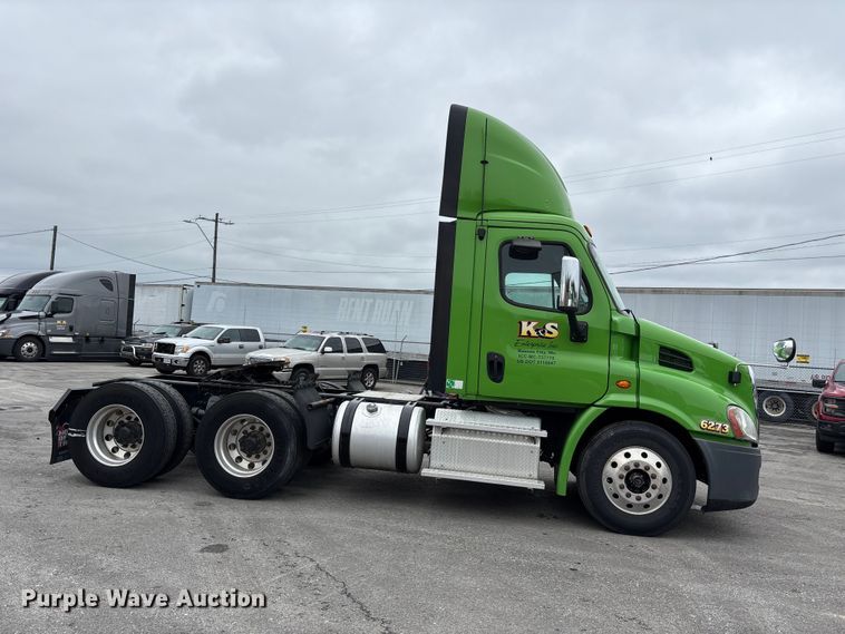 image for item FH7148 2017 Freightliner Cascadia semi truck
