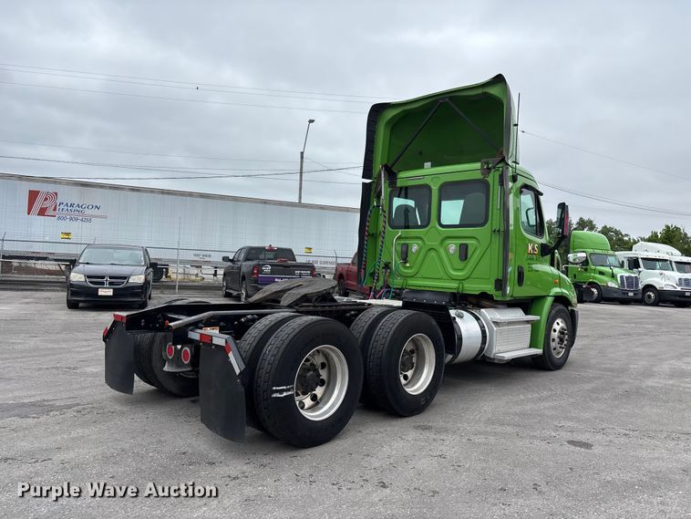 image for item FH7148 2017 Freightliner Cascadia semi truck