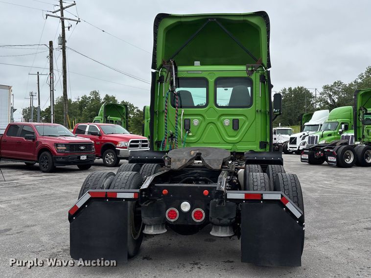 image for item FH7148 2017 Freightliner Cascadia semi truck