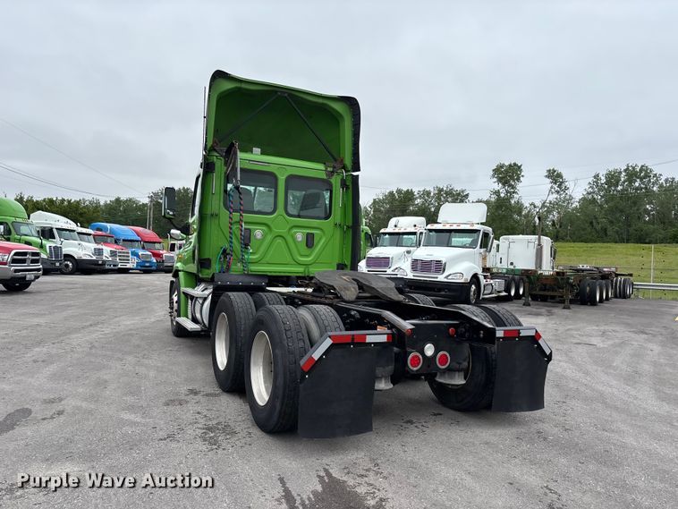 image for item FH7148 2017 Freightliner Cascadia semi truck