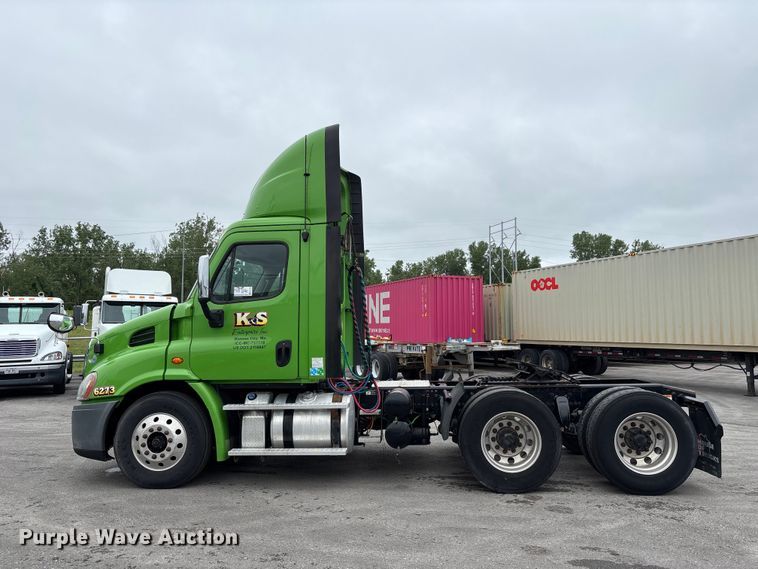 image for item FH7148 2017 Freightliner Cascadia semi truck