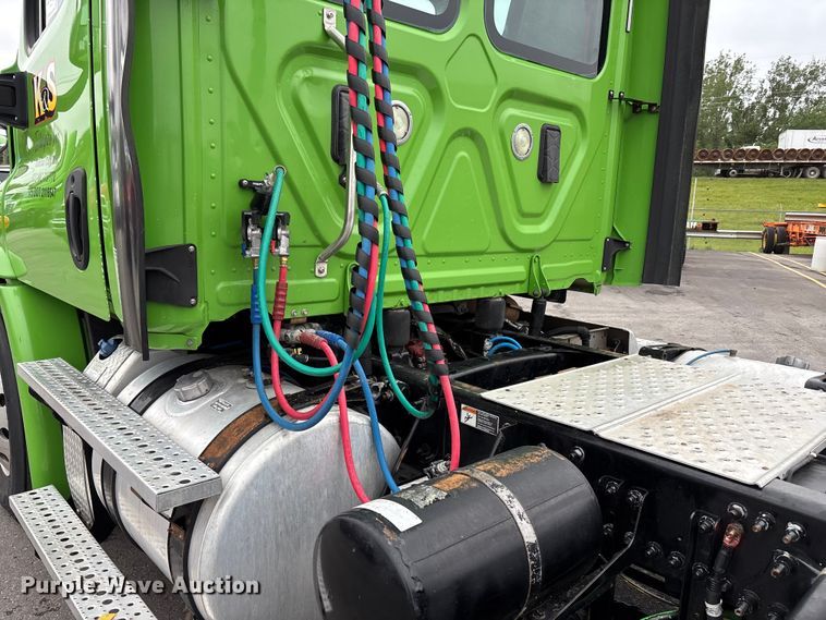 image for item FH7148 2017 Freightliner Cascadia semi truck