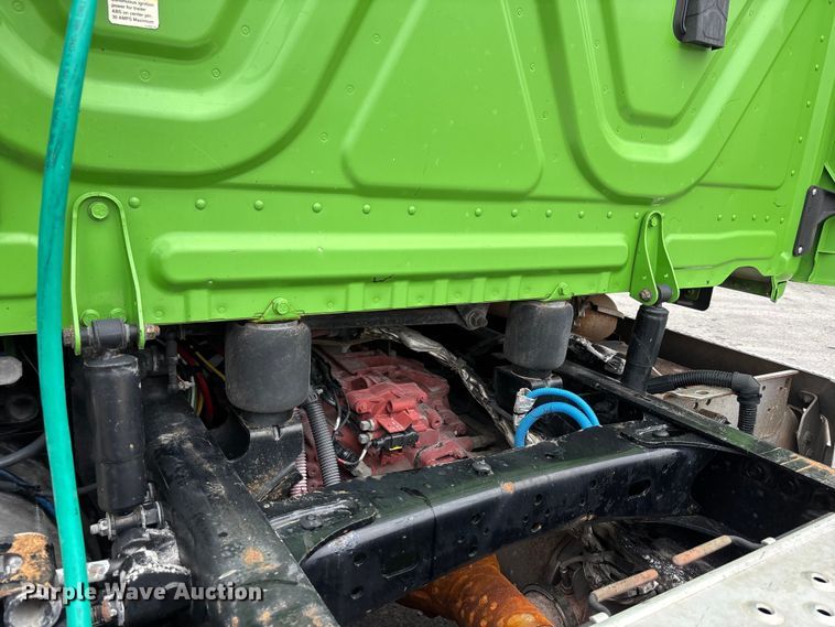 image for item FH7148 2017 Freightliner Cascadia semi truck