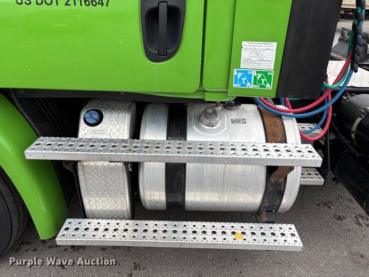 image for item FH7148 2017 Freightliner Cascadia semi truck