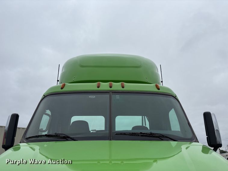 image for item FH7148 2017 Freightliner Cascadia semi truck