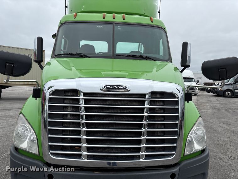 image for item FH7148 2017 Freightliner Cascadia semi truck