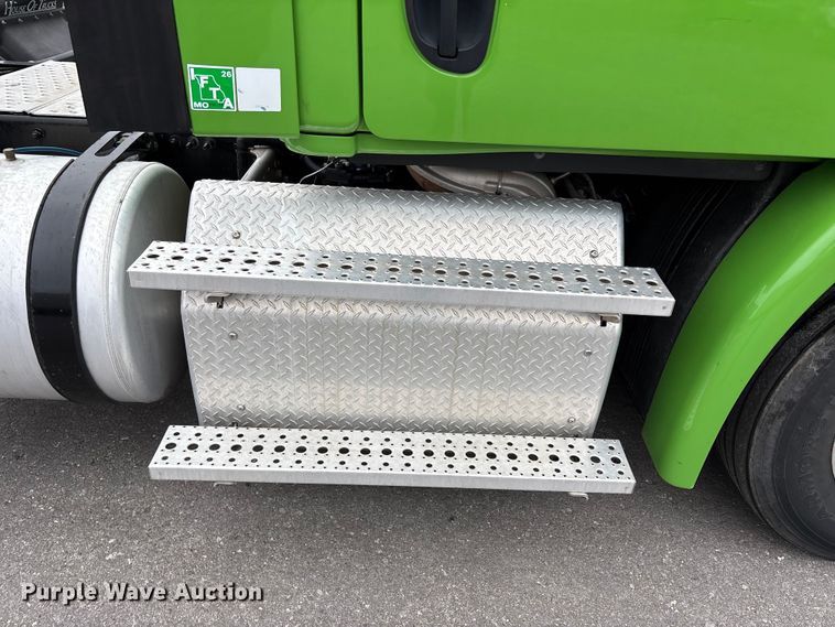 image for item FH7148 2017 Freightliner Cascadia semi truck