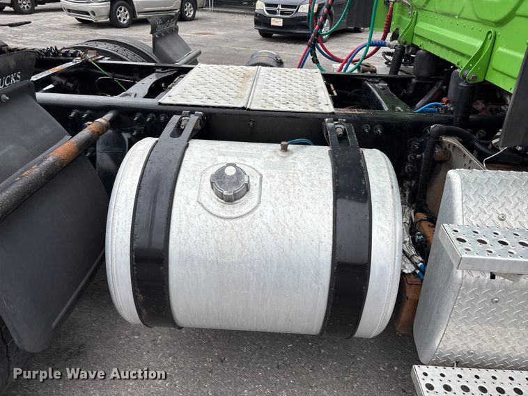 image for item FH7148 2017 Freightliner Cascadia semi truck