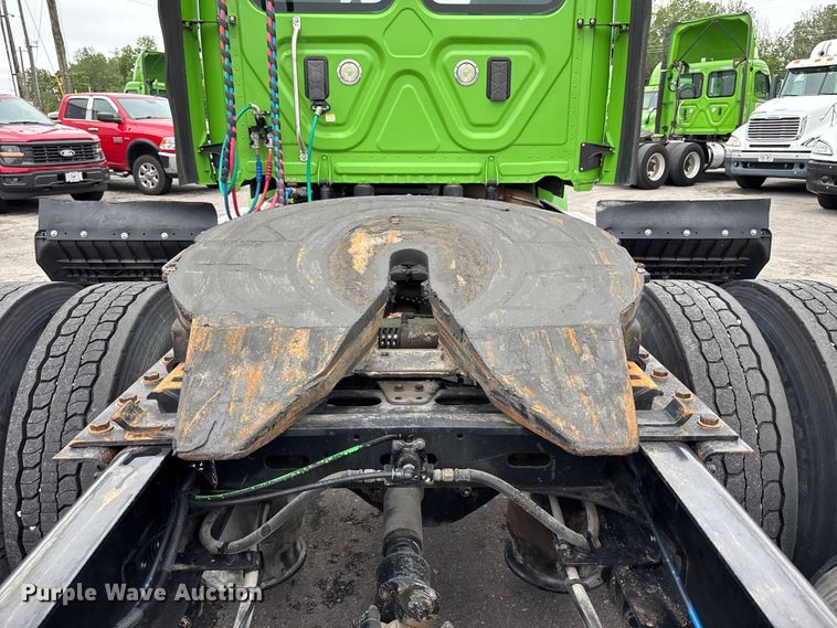 image for item FH7148 2017 Freightliner Cascadia semi truck