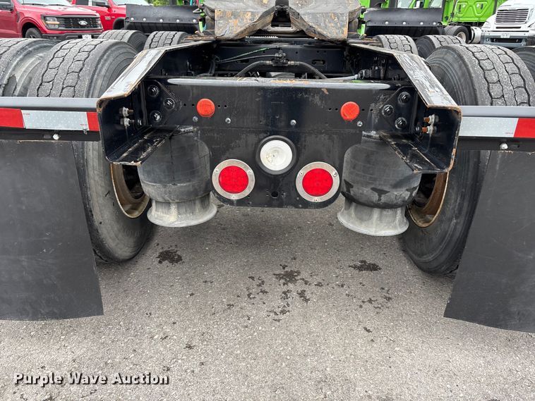 image for item FH7148 2017 Freightliner Cascadia semi truck