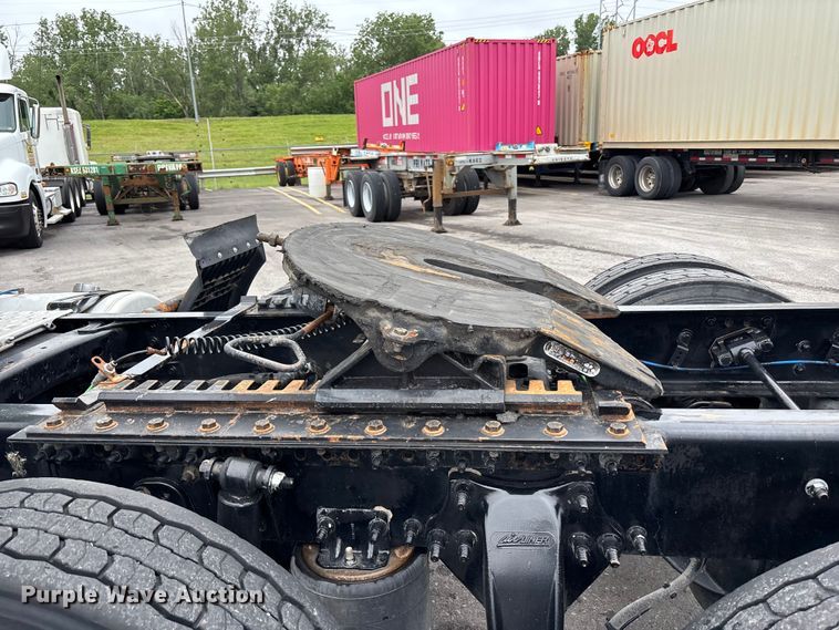 image for item FH7148 2017 Freightliner Cascadia semi truck