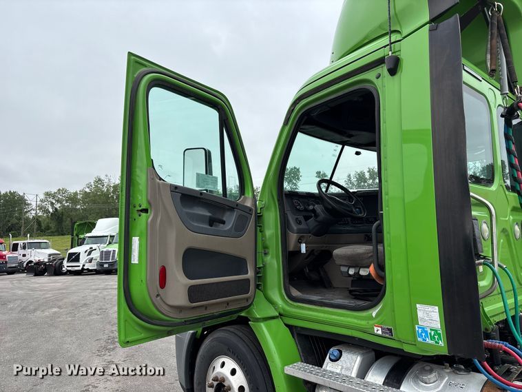 image for item FH7148 2017 Freightliner Cascadia semi truck