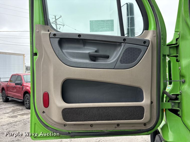 image for item FH7148 2017 Freightliner Cascadia semi truck