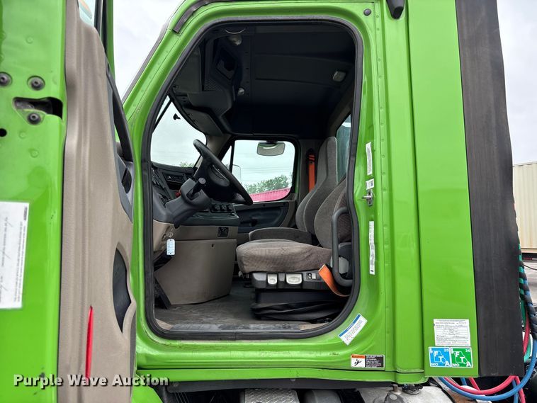 image for item FH7148 2017 Freightliner Cascadia semi truck