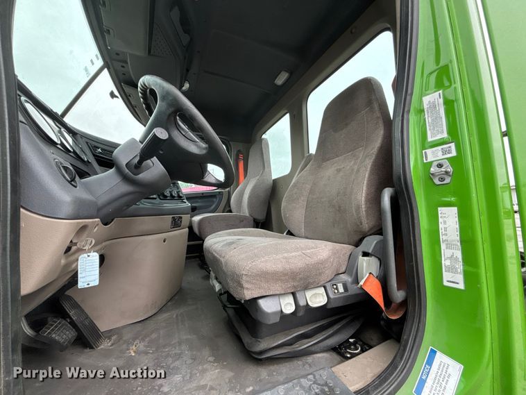 image for item FH7148 2017 Freightliner Cascadia semi truck