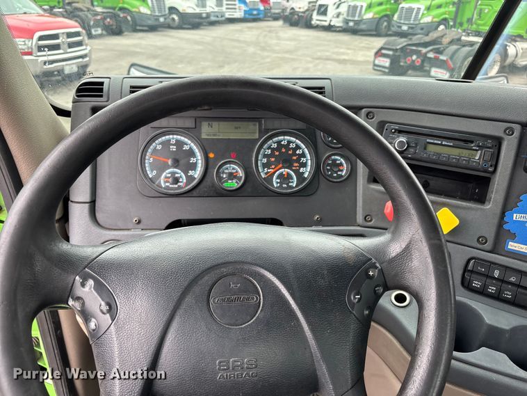 image for item FH7148 2017 Freightliner Cascadia semi truck