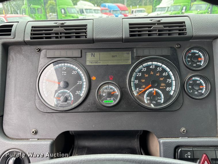 image for item FH7148 2017 Freightliner Cascadia semi truck