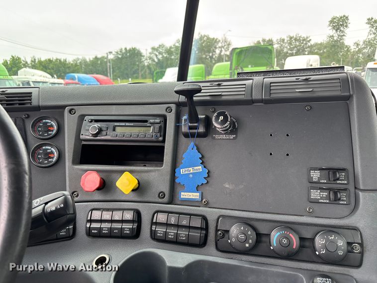image for item FH7148 2017 Freightliner Cascadia semi truck