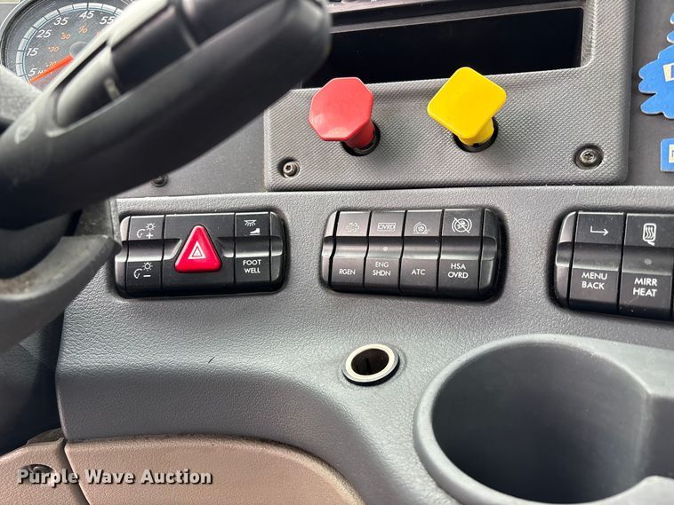 image for item FH7148 2017 Freightliner Cascadia semi truck