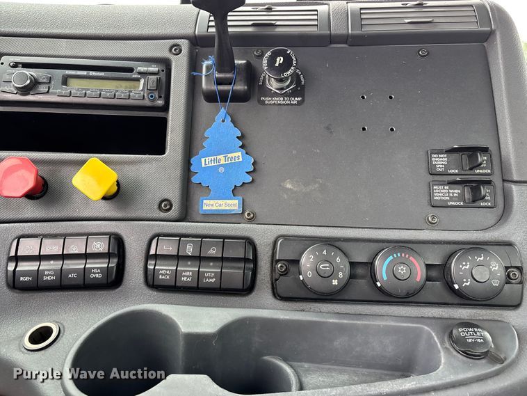 image for item FH7148 2017 Freightliner Cascadia semi truck