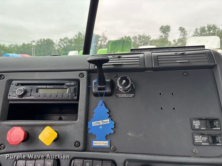 image for item FH7148 2017 Freightliner Cascadia semi truck