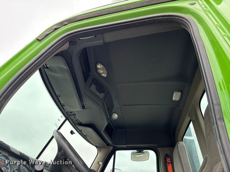 image for item FH7148 2017 Freightliner Cascadia semi truck
