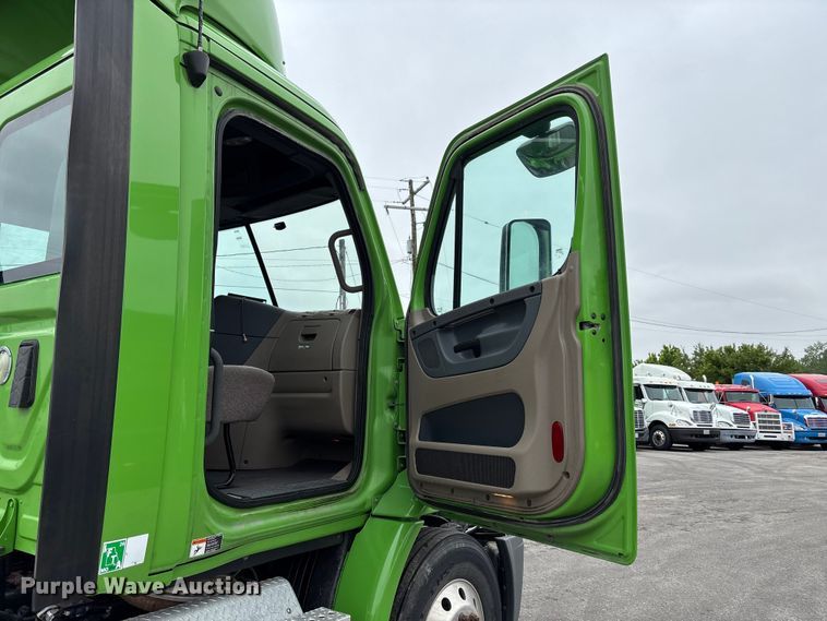 image for item FH7148 2017 Freightliner Cascadia semi truck