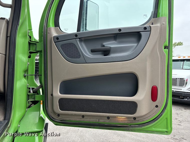 image for item FH7148 2017 Freightliner Cascadia semi truck