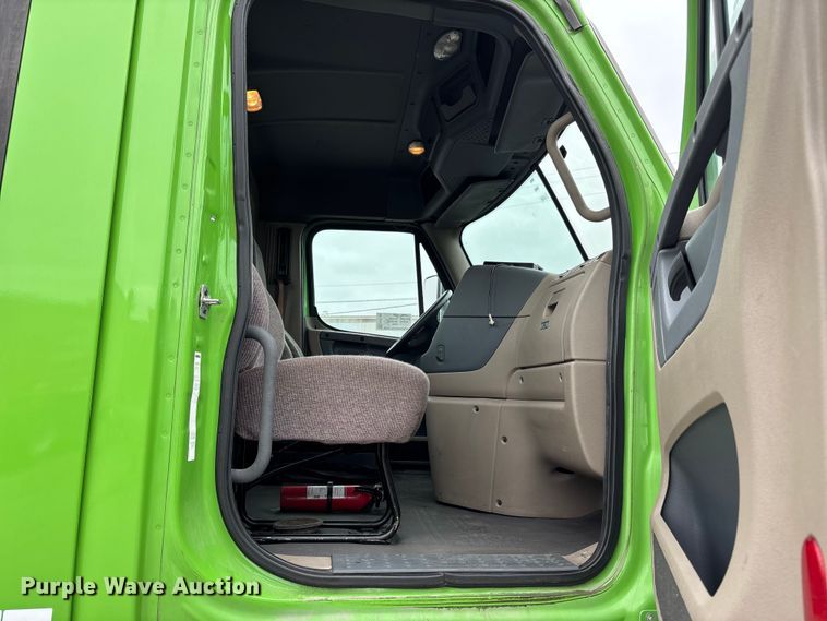 image for item FH7148 2017 Freightliner Cascadia semi truck