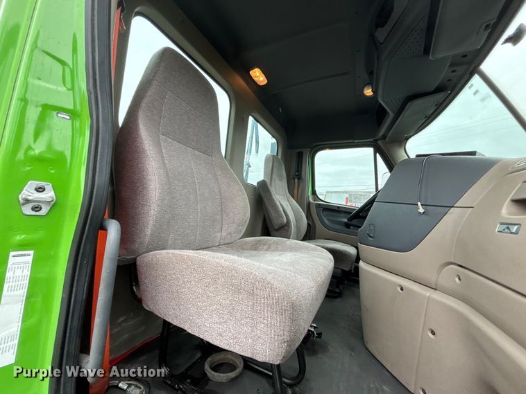 image for item FH7148 2017 Freightliner Cascadia semi truck