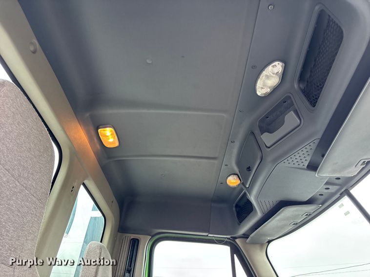 image for item FH7148 2017 Freightliner Cascadia semi truck