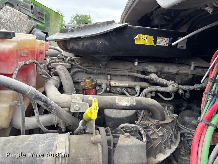 image for item FH7148 2017 Freightliner Cascadia semi truck