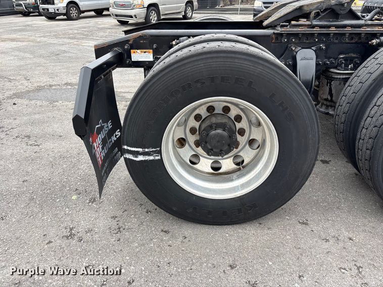 image for item FH7148 2017 Freightliner Cascadia semi truck