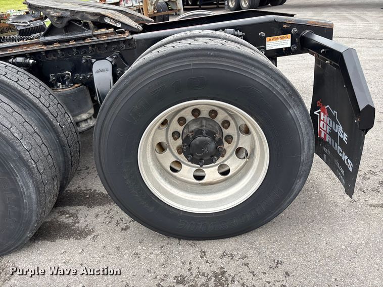 image for item FH7148 2017 Freightliner Cascadia semi truck