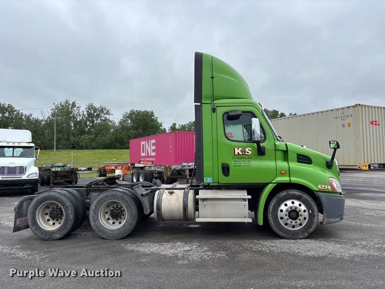 image for item FH7149 2018 Freightliner Cascadia 