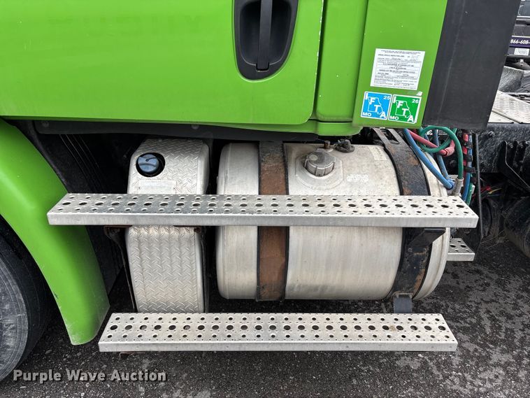 image for item FH7149 2018 Freightliner Cascadia 