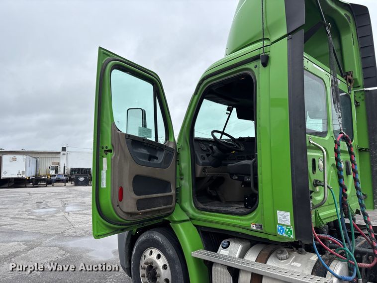 image for item FH7149 2018 Freightliner Cascadia 