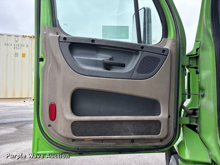 image for item FH7149 2018 Freightliner Cascadia 