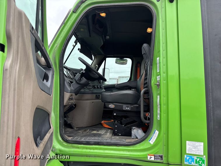image for item FH7149 2018 Freightliner Cascadia 
