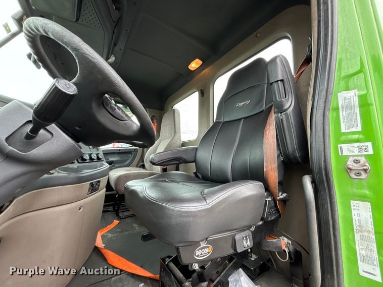 image for item FH7149 2018 Freightliner Cascadia 