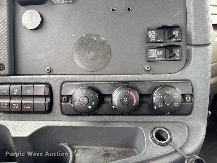 image for item FH7149 2018 Freightliner Cascadia 