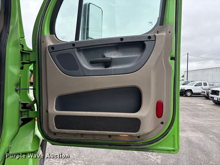 image for item FH7149 2018 Freightliner Cascadia 