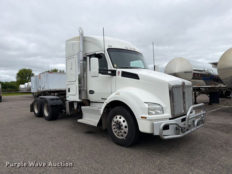 image for item FK0175 2016 Kenworth T880 semi truck