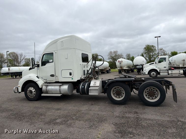 image for item FK0175 2016 Kenworth T880 semi truck
